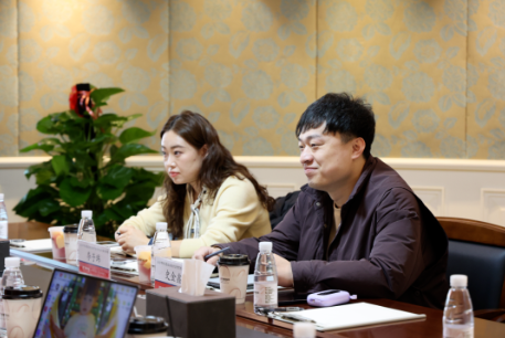 来访一行首先参观了国联股份第二总部数字展厅与国联云数字体验馆,深入了解了肥多多的运营模式、业务范围以及国联云的技术实力和应用场景。